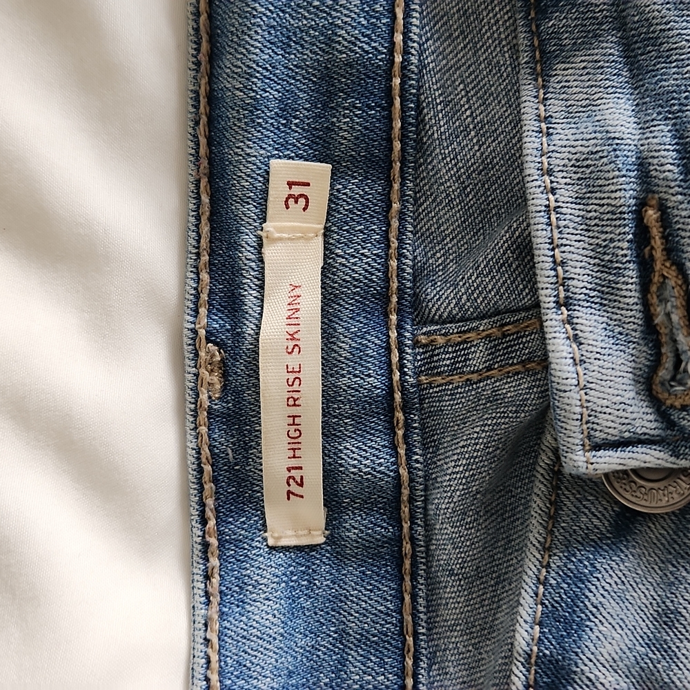 Distressed 721 Levi jeans